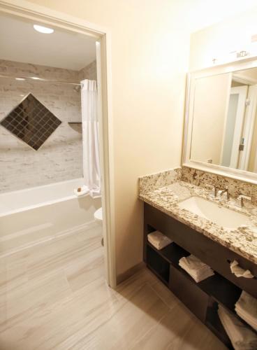 2 bedrooms, 5 beds