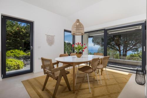 Villa Carla house with hot tub and beautiful garden in โปเลียเน