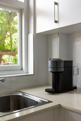 Minimalist Mosman - Essential Stay near Beach & Zoo - image 3
