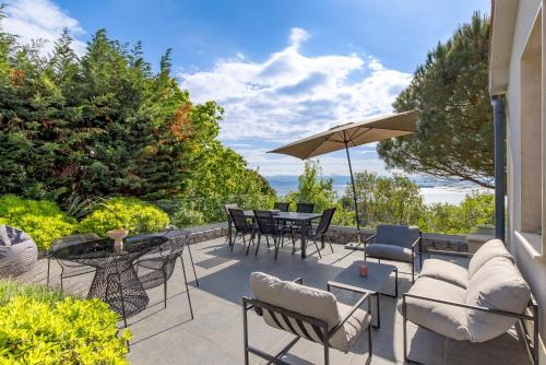 Villa Carla house with hot tub and beautiful garden in โปเลียเน