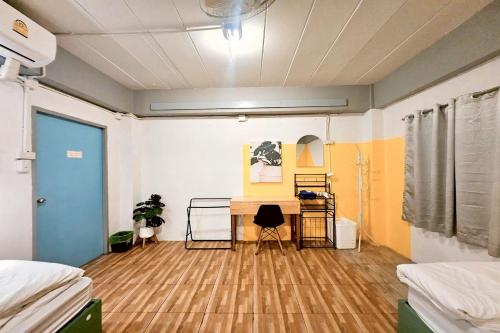 Me U Hostel Room Type - Standard Twin Room with Shared Bathroom