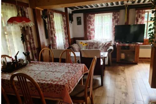 Roubenka Jizerka in Benešov u Semil