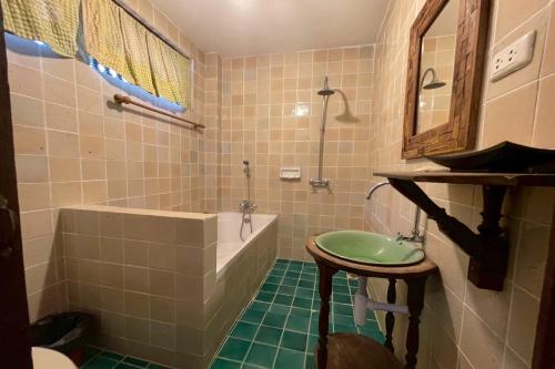 room detail thumbnail 2