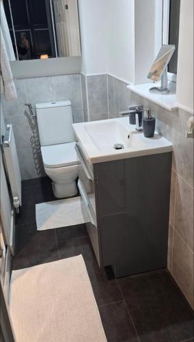 En-suite Room With Superking Bed in Danderhall