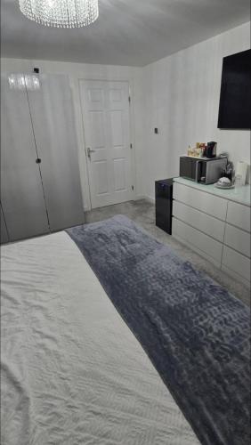 En-suite Room With Superking Bed in Danderhall