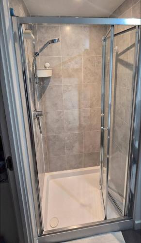 En-suite Room With Superking Bed in Danderhall