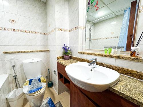 Fully Furnished Studio Lake Terrace, JLT Prime Location by Al sarya Holiday Homes, Dubái (foto 9)