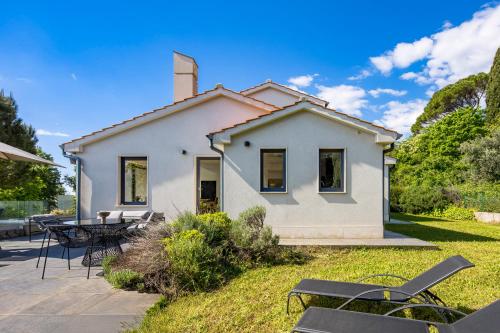 Villa Carla house with hot tub and beautiful garden in โปเลียเน