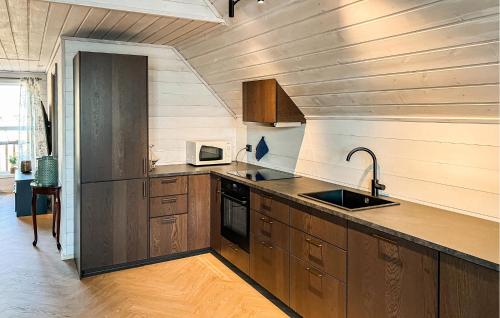 virtuve, 3 Bedroom Beautiful Home In Sirevåg (3 Bedroom Beautiful Home In Sirevag) in Sirevag