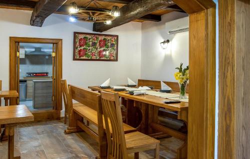 virtuve, Nice Home In Gusce With Sauna in Loņja