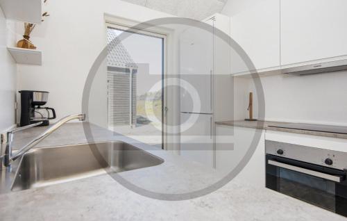 Kitchen, 4 Bedroom Pet Friendly Home In Glesborg in Glesborg