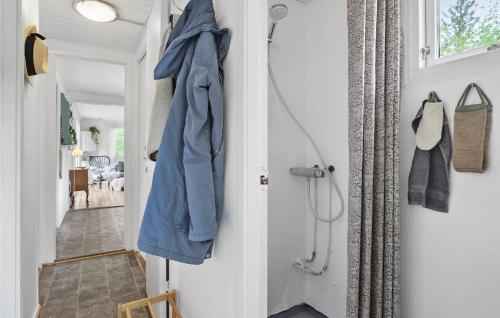 Badkamer, 2 Bedroom Cozy Home In Hadsund in Hadsund