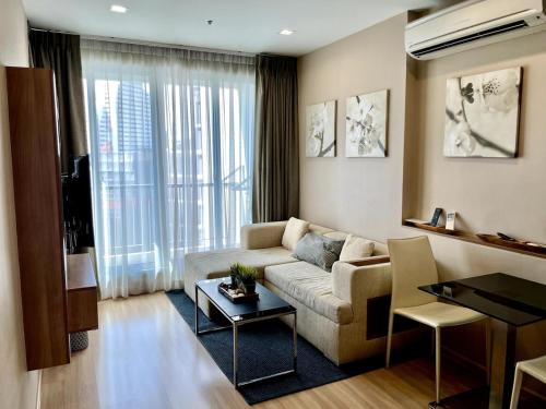 Condo, 3-min walk to BTS, Sky pool, Gym, Wifi, Self check-in at pickup point, Bangkok