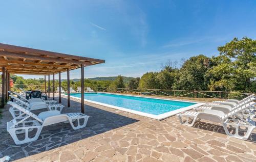 Басейн, 2 Bedroom Amazing Home In Sassetta in Сасета
