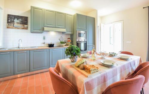 кухня, 2 Bedroom Amazing Home In Sassetta in Сасета