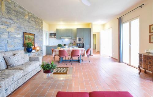 2 Bedroom Amazing Home In Sassetta in Сасета
