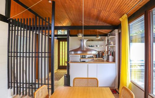 廚房, 2 Bedroom Nice Home In Fårevejle (2 Bedroom Nice Home In Farevejle) in 福勒維伊勒基克比