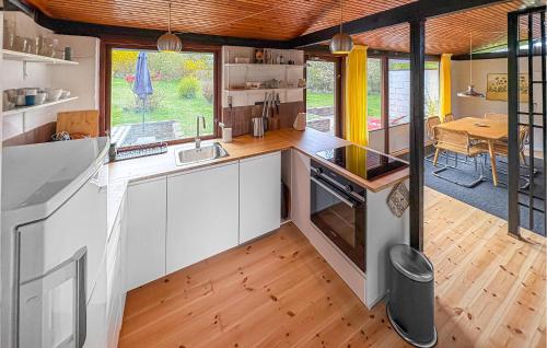 廚房, 2 Bedroom Nice Home In Fårevejle (2 Bedroom Nice Home In Farevejle) in 福勒維伊勒基克比
