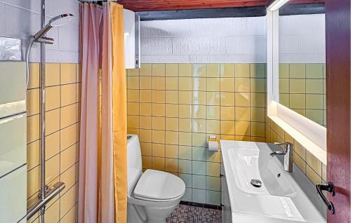 浴室, 2 Bedroom Nice Home In Fårevejle (2 Bedroom Nice Home In Farevejle) in 福勒維伊勒基克比