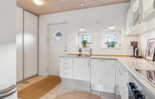 廚房, 3 Bedroom Cozy Home In Juelsminde in 尤爾斯明納鎮中心