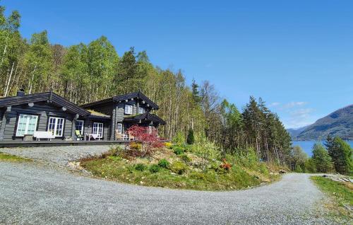. 4 Bedroom Stunning Home In Tørvikbygd
