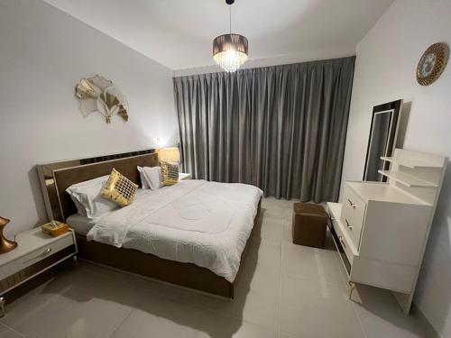 Elegant 1 Bedroom Apartment, The Lofts West Tower, Downtown Dubai By Al sarya Holiday Homes, Dubái