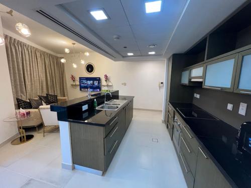 Elegant 1 Bedroom Apartment, The Lofts West Tower, Downtown Dubai By Al sarya Holiday Homes, Dubai (Foto 10)