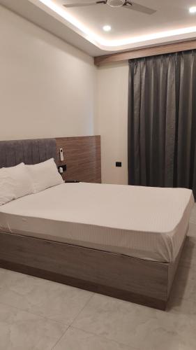 Tanwar Hotel & Restro in มันดาวา