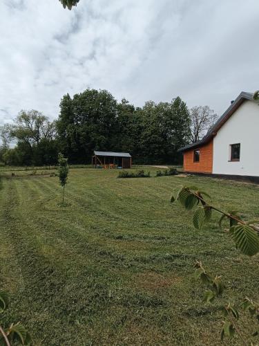 Dom wśród łąk