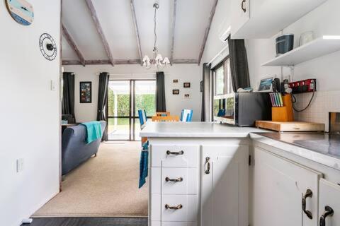ห้องครัว, Typical Kiwi Family Holiday Home in the Coromandel in เตรัว