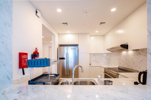 ห้องครัว, Peaceful 2BR Retreat Near Burj Al Arab near เบอจ์ อัลอาหรับ