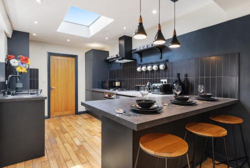 Facilities, Wrights Terrace - Air Host and Stay - 4 Bedroom near Defne turkish restaurant