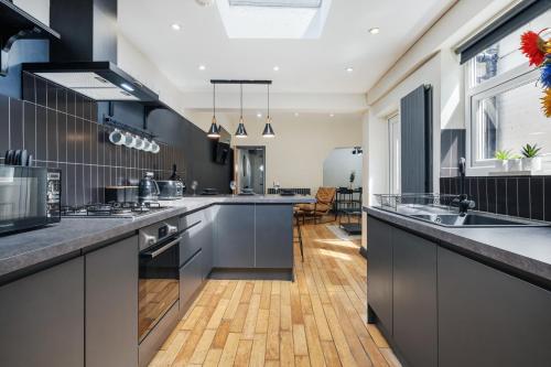 Kitchen, Wrights Terrace - Air Host and Stay - 4 Bedroom near Defne turkish restaurant