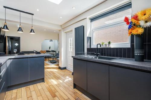 Kitchen, Wrights Terrace - Air Host and Stay - 4 Bedroom near Defne turkish restaurant