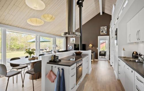 kuhinja, Gorgeous Home In Brovst With Sauna in Krogen