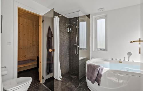 kopalnica, Gorgeous Home In Brovst With Sauna in Krogen