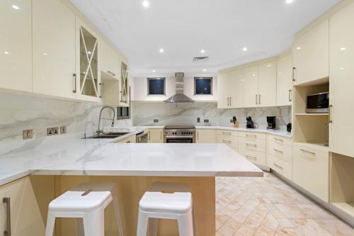 Beachfront Dubai Villa for 10 Guests with Full Kitchen & View, Дубай (фото 5)