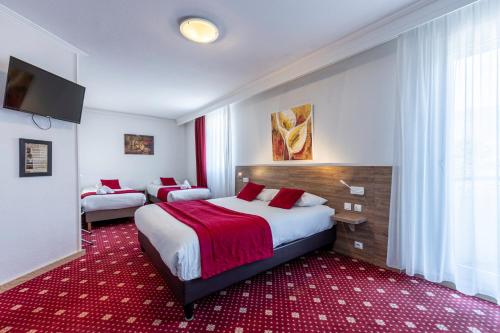 1 queen bed, 2 twin beds