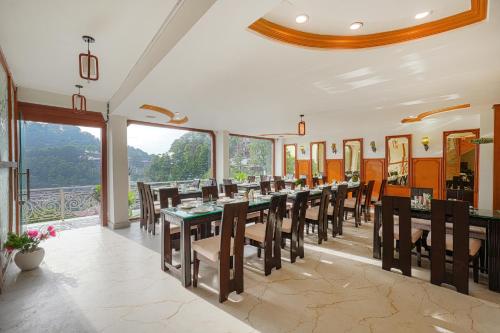 ห้องอาหาร, PAX HOTEL SPRING SOLANCE 150 MTR FORM GANDHI CHOWK in ดัลเฮาซี