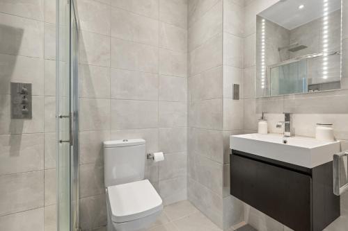 Brand NEW 2 BR Fulham Apartment Near Tube Station COZY - main image