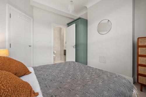 Brand NEW 2 BR Fulham Apartment Near Tube Station COZY - image 5