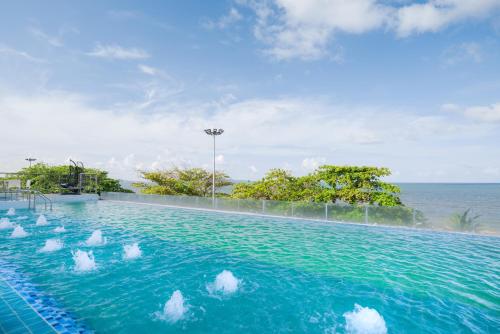 Swimming pool, Jomtien Hisotel in Jomtien Beach