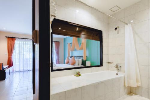 room detail thumbnail 2