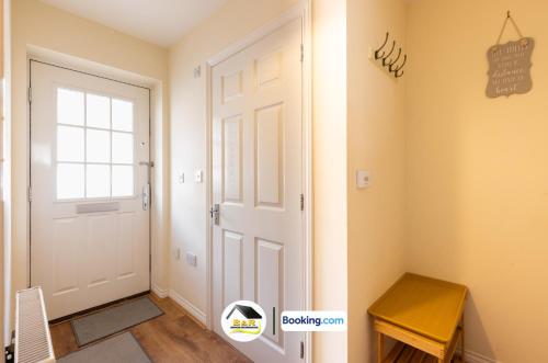 Зручності, 3 Bedroom House By B and R Serviced Accommodation Amesbury With Super fast Wi-Fi 145Mbps in Еймсбері