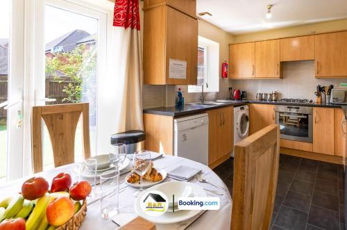 кухня, 3 Bedroom House By B and R Serviced Accommodation Amesbury With Super fast Wi-Fi 145Mbps in Еймсбері