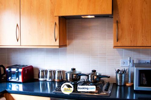 кухня, 3 Bedroom House By B and R Serviced Accommodation Amesbury With Super fast Wi-Fi 145Mbps in Еймсбері