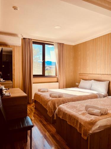 1 king bed, 1 twin bed