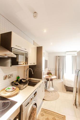 ห้องครัว, Accra Luxury Apartments @ The Signature in มาดินา