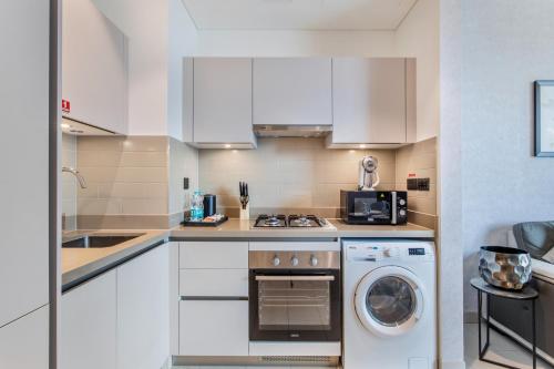 STAY BY LATINEM Luxury 1BR Holiday Home CVR B803 Near Burj Khalifa, Dubai (Foto 7)