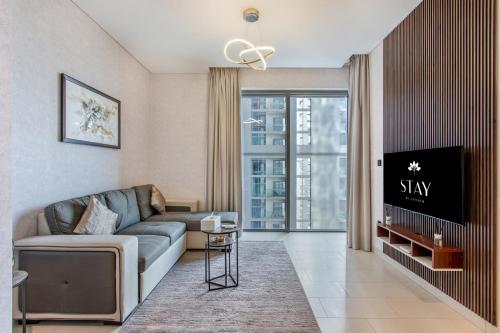 STAY BY LATINEM Luxury 1BR Holiday Home CVR B803 Near Burj Khalifa, Dubái